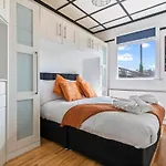 Heart Of Acton - Long Stays - Perfect For Groups